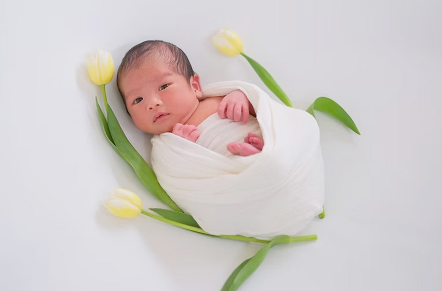 新生児期の可愛い姿を1枚の写真に