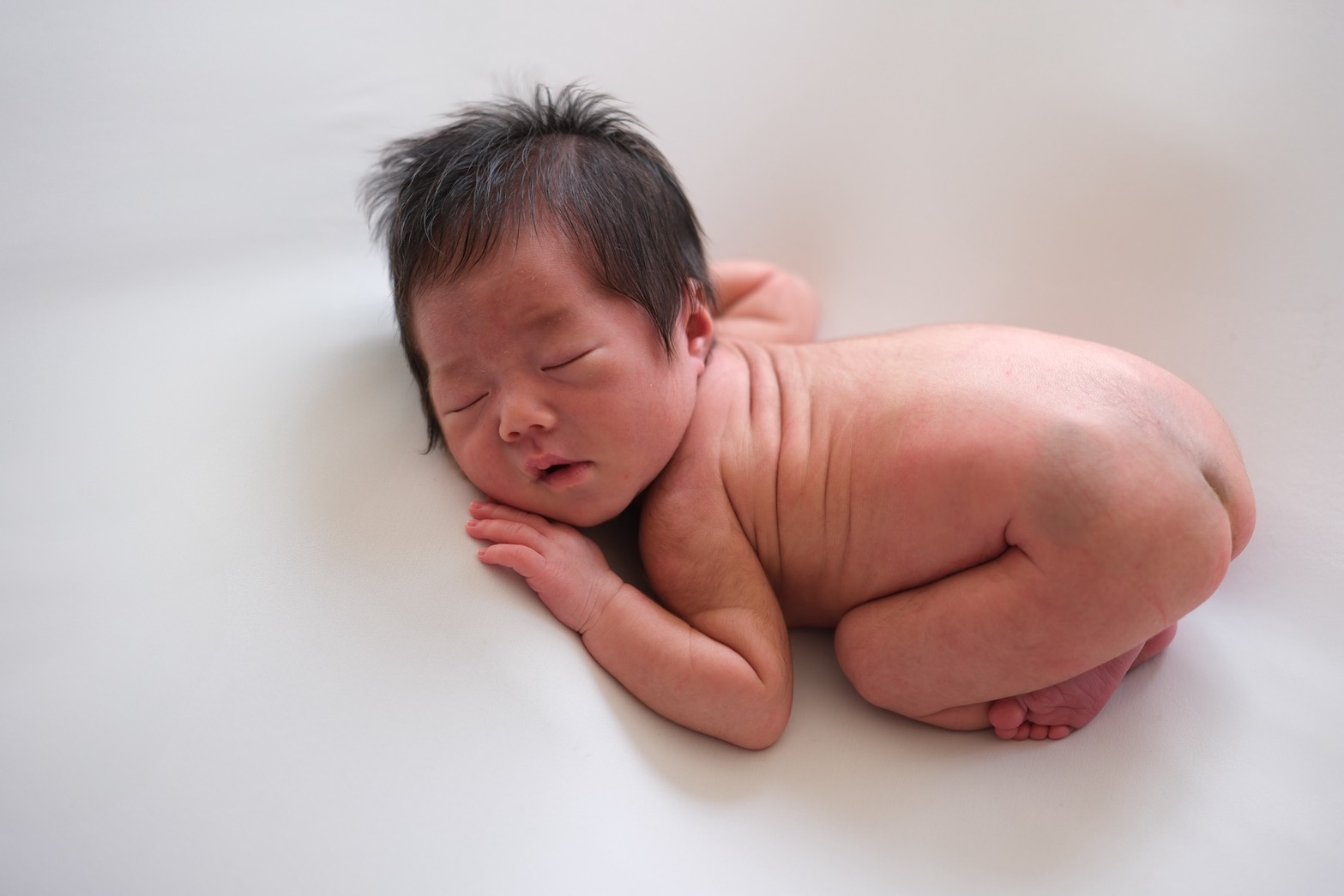新生児期の可愛い姿を1枚の写真に